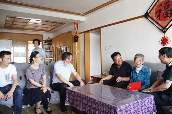 云煤（CA88）集团党委副书记、总经理高建嵩到恒通煤业公司走访慰问老党员