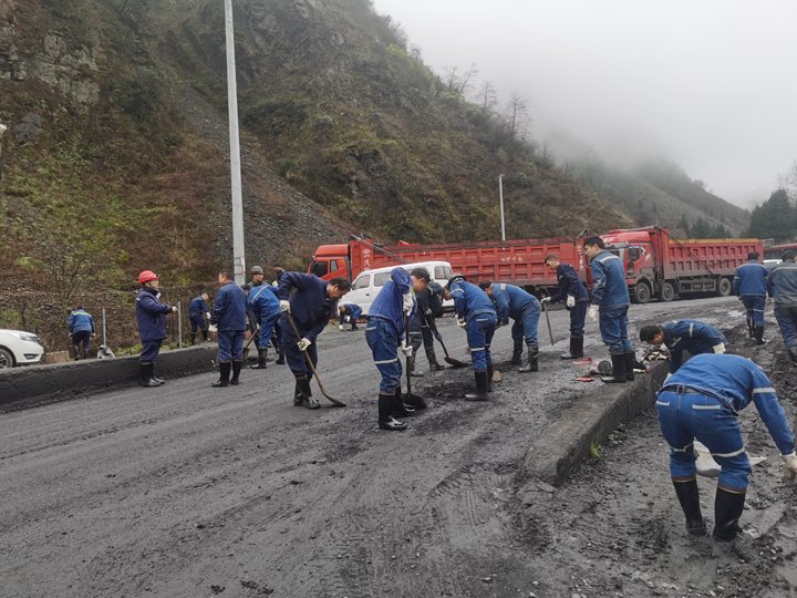 携手共进，共筑俏丽矿山