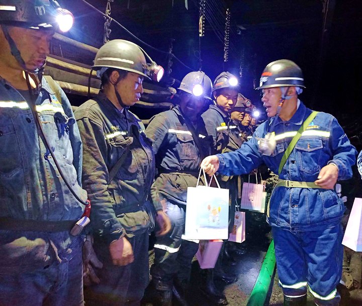 “伞”亮夏季，“杯”暖人心——镇雄煤业工会发展夏送清冷活动