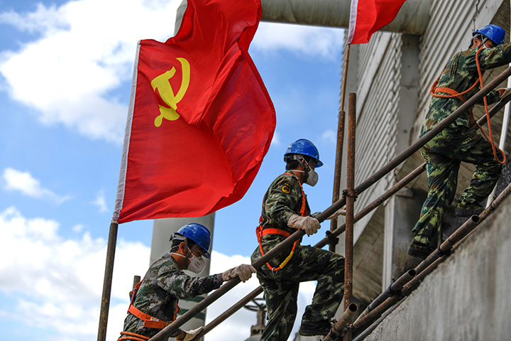 党员突击队增援一线检建.jpg