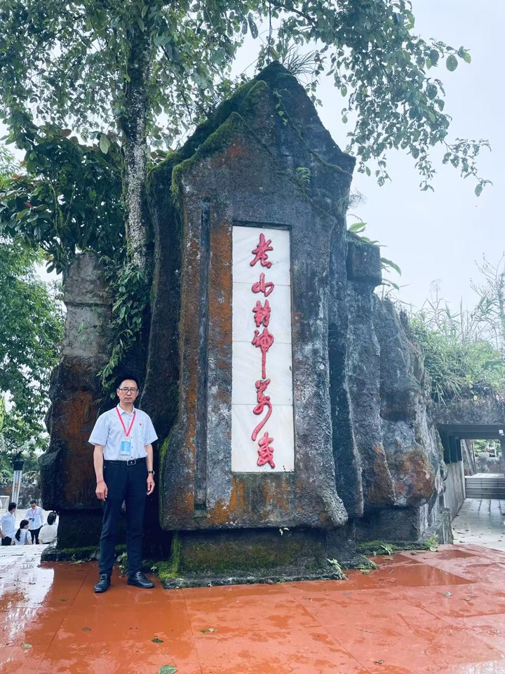 12.缪建鹏工作照.jpg 12.缪建鹏工作照.jpg