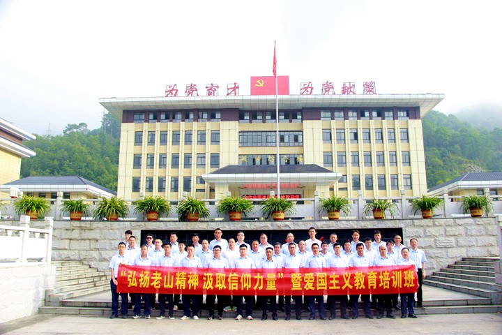 在麻栗坡县委党校合影.jpg 在麻栗坡县委党校合影.jpg